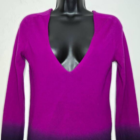 Theory 100% Cashmere Sweater Size Medium Two-Toned Ombre Deep V-Neck - Picture 2 of 5
